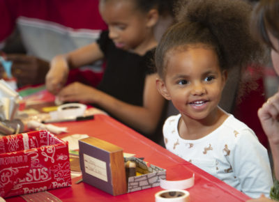 kids making a Christmas craft