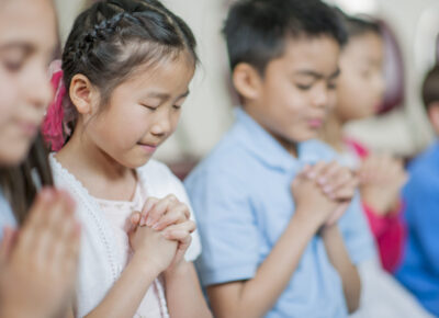 kids praying in church